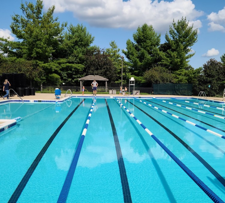 potomac-glen-clubhouse-and-pool-photo